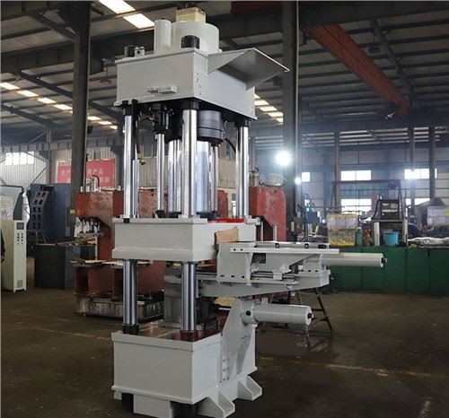 Nelisarakkeinen hydraulipuristaja hydraulisella tyynyllä