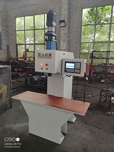 Sähköhydraulinen servohydraulinen puristin